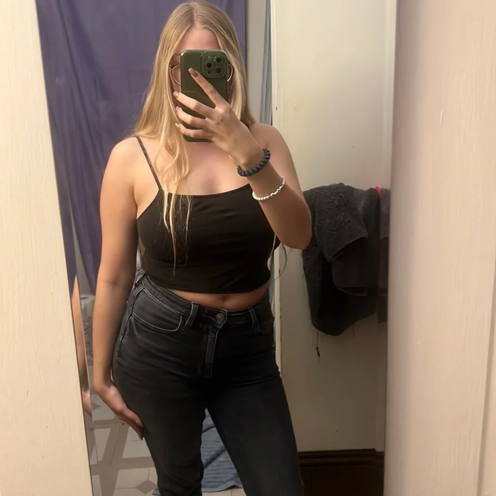 Cropped Tank - Picture 1 of 3